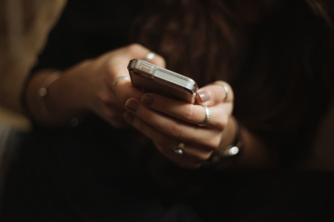 Personne utilisant son smartphone pour choisir une application IPTV