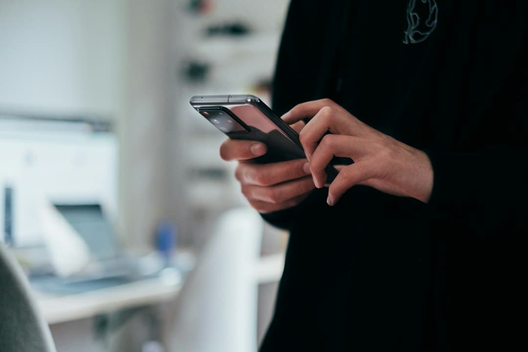 Main tenant un smartphone Android avant d'installer un lecteur IPTV