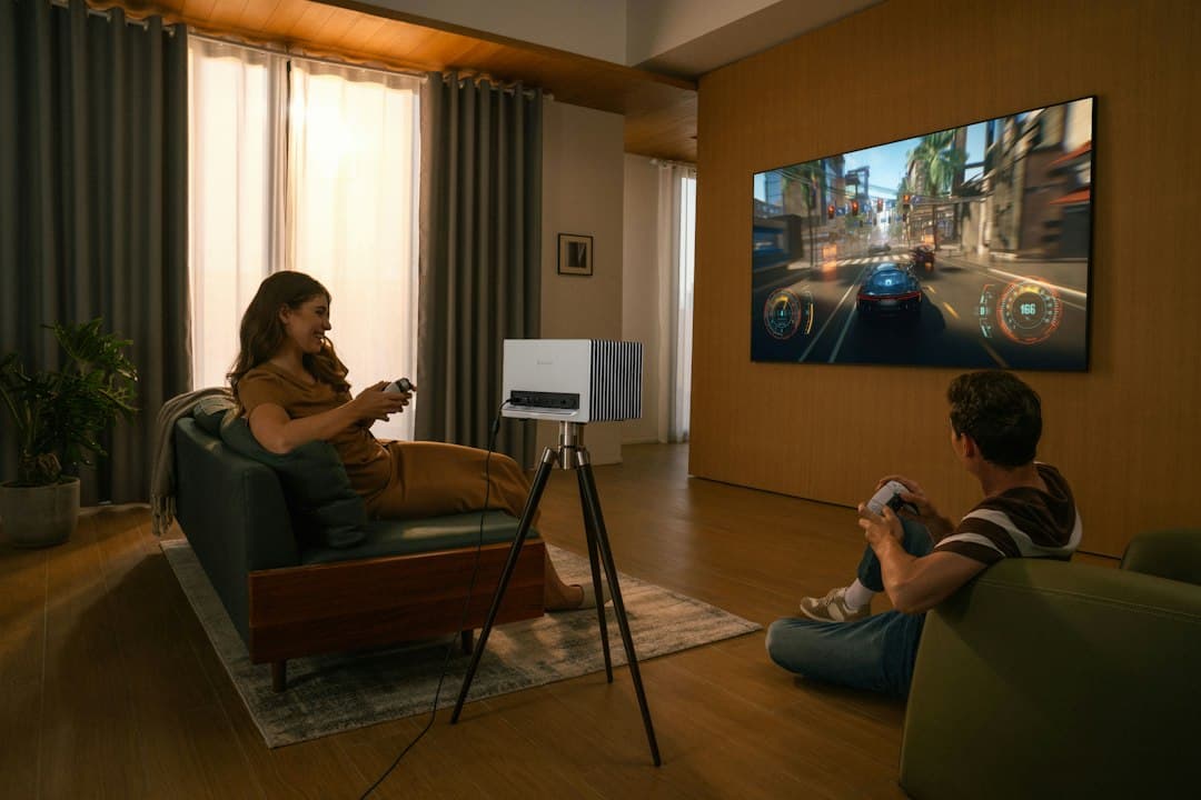Personnes regardant la télévision dans un salon, pour lire les avis Atlas Pro ONTV