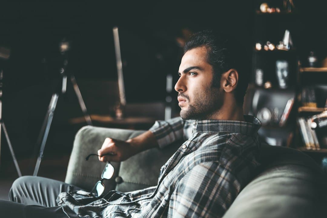 Soirée télé sur un canapé pendant un essai gratuit IPTV