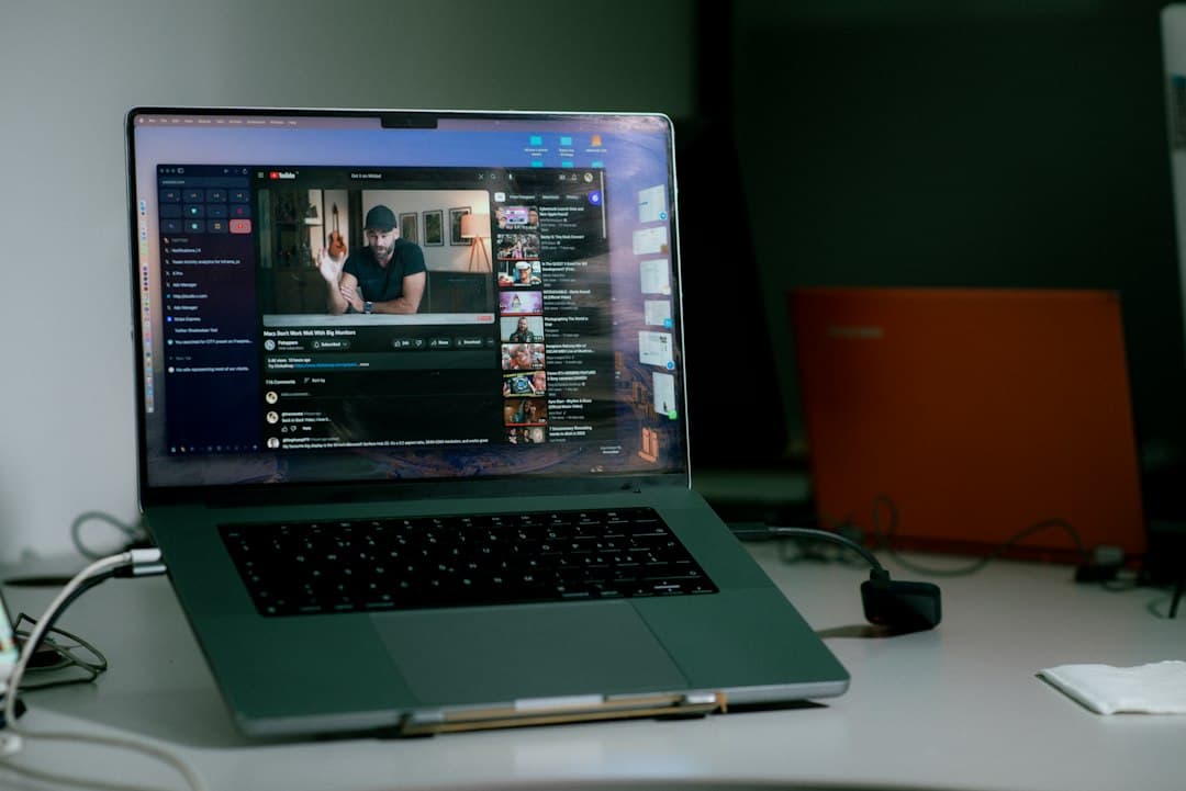 Ordinateur portable diffusant une vidéo en streaming sur un bureau